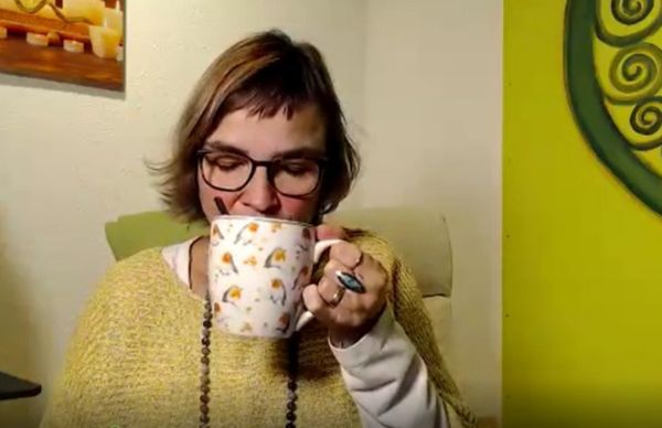 Frau bei Kakaozeremonie, als Dankbarkeitsritual.