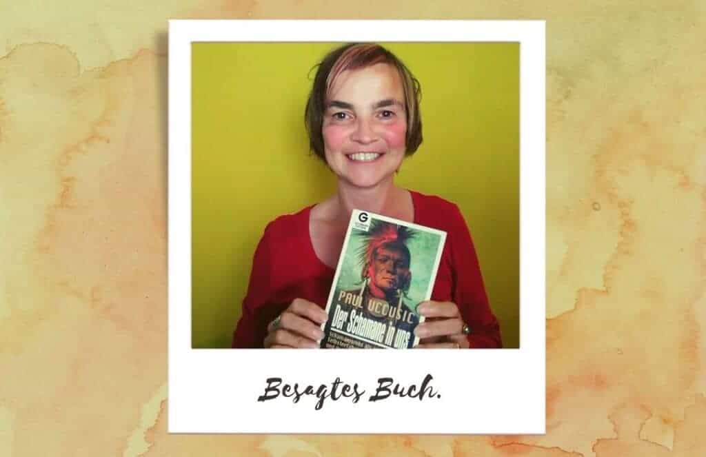 Gaby zeigt ihr erstes schamanisches Buch.