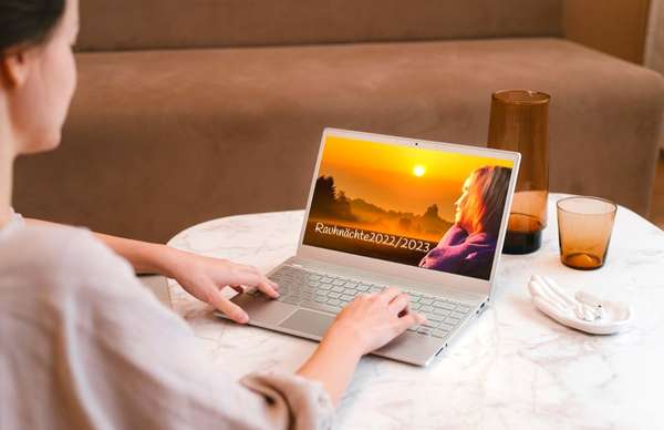 Frau schaut den Rauhnächte Kurs am Laptop