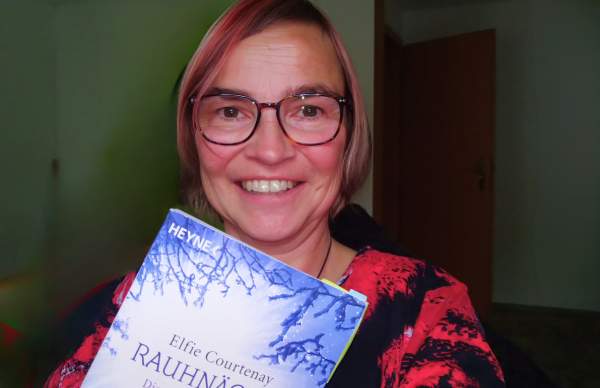 Gaby zeigt ihr erstes Buch zu Rauhnächten