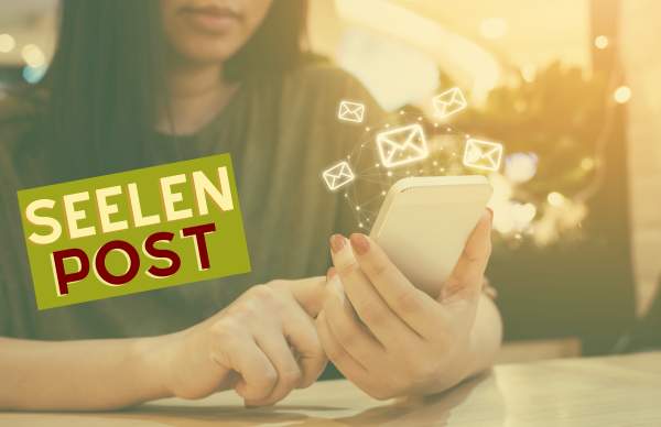 Eine Frau erhält einen Newsletter