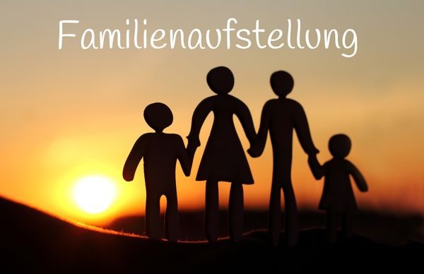 Familienaufstellung-Köln Eine Familie hält sich bei den Händen